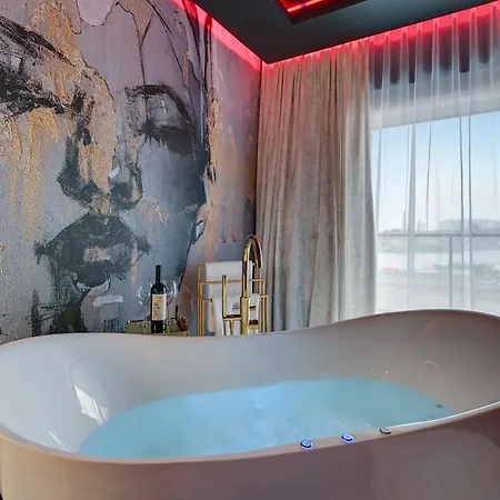 Glamorous Jacuzzi By Downtown Gdansk
